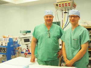 (L-R) Drs Pekko Kuusela and Toni-Karri Pakarinen perform joint-replacement surgeries at the Cayman Islands Hospital